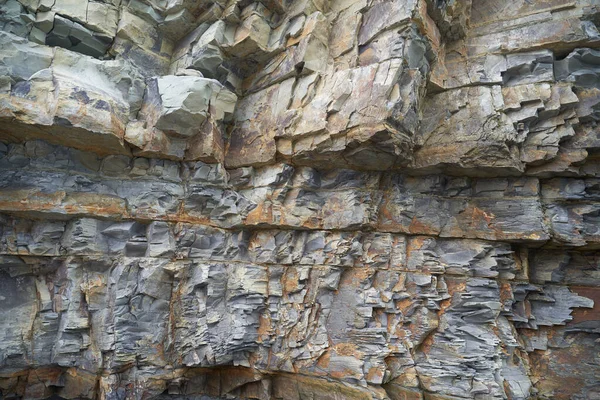 La textura y el fondo de las piedras. Textura de roca en la costa del mar — Foto de Stock