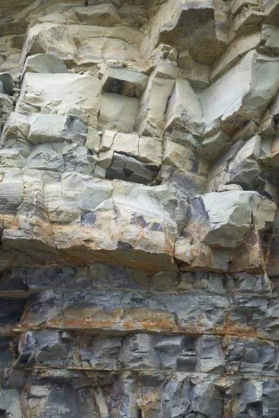 La textura y el fondo de las piedras. Textura de roca en la costa del mar — Foto de Stock