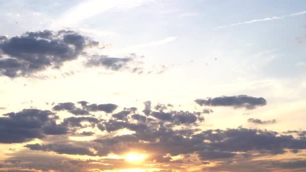 Piękne Wieczorne Błękitne Niebo Zachodzie Słońca Płomiennymi Jasnymi Chmurami Ciepły — Wideo stockowe