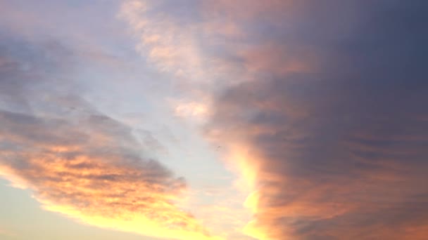 輝く明るい光の雲と夕日の美しい夜の青空 日没の暖かい夏の夜 明るい夕日 — ストック動画