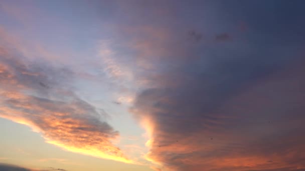 Krásná Večerní Modrá Obloha Při Západu Slunce Planoucími Jasnými Mraky — Stock video