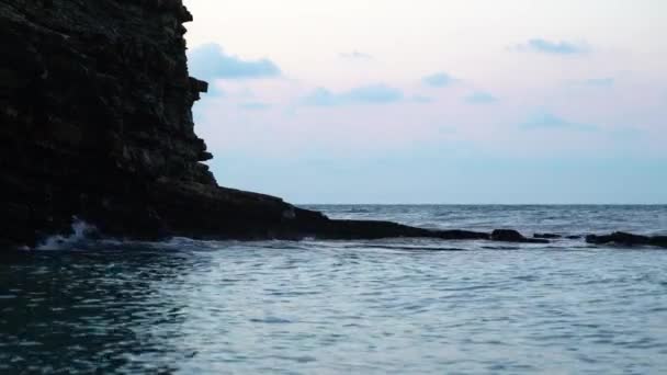 Nascer Sol Sobre Mar Calmo Lança Raios Luz Laranja Para — Vídeo de Stock