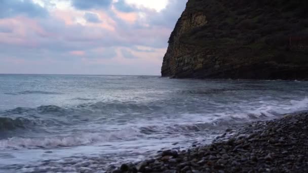 Sakin Denizin Üzerinde Gün Doğumu Bulutların Arasından Bulutların Içine Doğru — Stok video