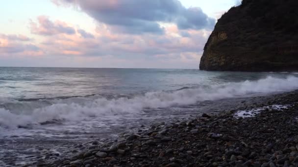 Nascer Sol Sobre Mar Calmo Lança Raios Luz Laranja Para — Vídeo de Stock