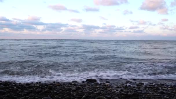 Der Sonnenaufgang Über Dem Ruhigen Meer Wirft Orangefarbene Lichtstrahlen Die — Stockvideo