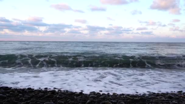 Sakin Denizin Üzerinde Gün Doğumu Bulutların Arasından Bulutların Içine Doğru — Stok video