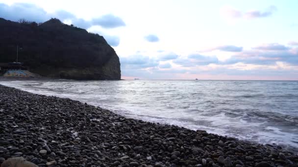 Nascer Sol Sobre Mar Calmo Lança Raios Luz Laranja Para — Vídeo de Stock