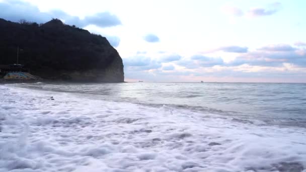 Nascer Sol Sobre Mar Calmo Lança Raios Luz Laranja Para — Vídeo de Stock