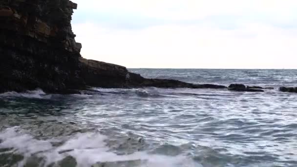 The sunrise over the calm sea casts rays of orange light into the air as the setting sun penetrates through the clouds into the picturesque calm seascape-the sea. — Stock Video