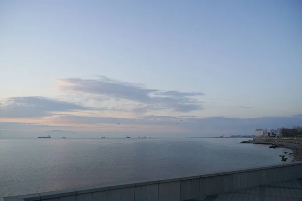 Amanecer Sobre Mar Calma Proyecta Rayos Luz Naranja Aire Mientras — Foto de Stock