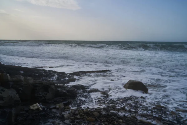 Zonsopgang Kalme Zee Werpt Stralen Oranje Licht Lucht Als Ondergaande — Stockfoto