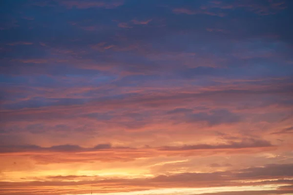 輝く明るい光の雲と夕日の美しい夜の青空 日没の暖かい夏の夜 明るい夕日 — ストック写真