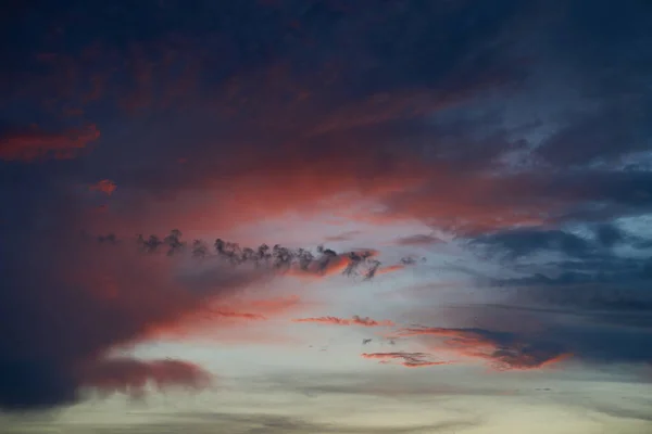 Bela Noite Céu Azul Pôr Sol Com Nuvens Luz Brilhantes — Fotografia de Stock
