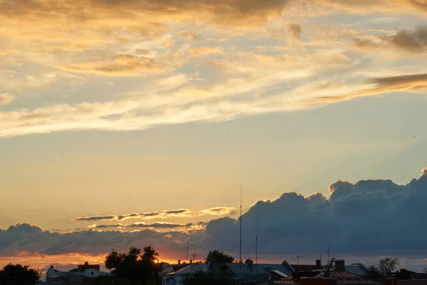 Hermoso Cielo Azul Noche Atardecer Con Llameantes Nubes Luz Brillante — Foto de Stock