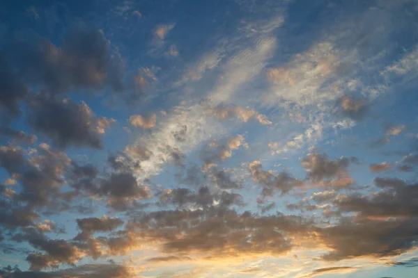 輝く明るい光の雲と夕日の美しい夜の青空 日没の暖かい夏の夜 明るい夕日 — ストック写真