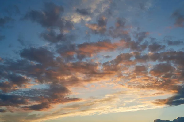 輝く明るい光の雲と夕日の美しい夜の青空 日没の暖かい夏の夜 明るい夕日 — ストック写真