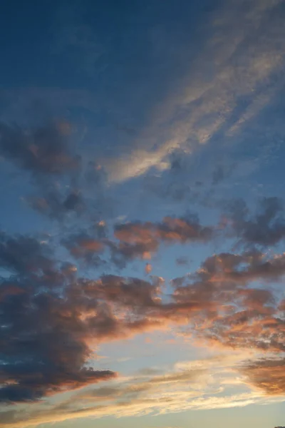 輝く明るい光の雲と夕日の美しい夜の青空 日没の暖かい夏の夜 明るい夕日 — ストック写真