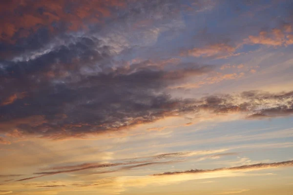 輝く明るい光の雲と夕日の美しい夜の青空 日没の暖かい夏の夜 明るい夕日 — ストック写真