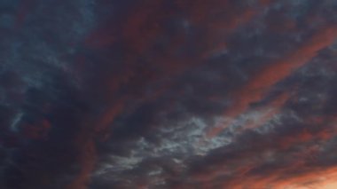       Gün batımında parlayan parlak ışık bulutlarıyla güzel bir akşam masmavi gökyüzü. Gün batımında sıcak bir yaz akşamı. Parlak gün batımı.          