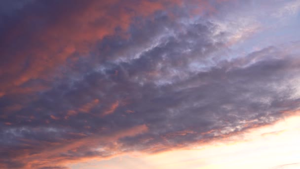 Прекрасне Вечірнє Блакитне Небо Заході Сонця Яскравими Світлими Хмарами Теплий — стокове відео
