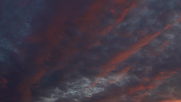 Hermoso Cielo Azul Noche Atardecer Con Llameantes Nubes Luz Brillante — Vídeos de Stock
