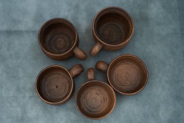 Seramik, kendi ellerinizle yapılmış seramik bir ürün, çömlekçi çarkında yapılmış, bir sürahi, bir kupa, bir çamur.