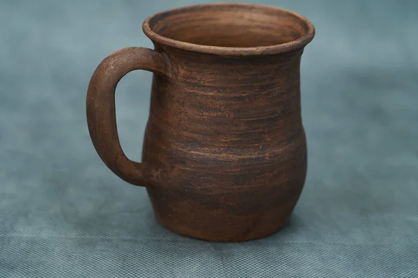 陶芸家の車輪 ジャグ マグカップ 粘土で作られた陶器は あなた自身の手で作られたセラミック製品です — ストック写真