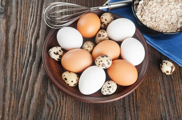 Huevos de codorniz y pollo en un plato de barro —  Fotos de Stock