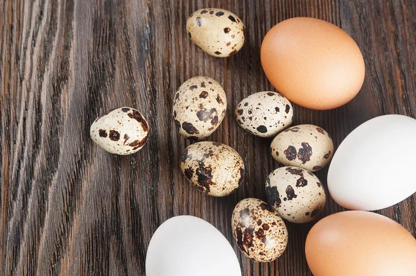 Huevos de pollo blancos y marrones . — Foto de Stock