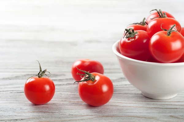 白い皿のチェリー トマト — ストック写真