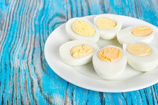 Huevos de gallina cocidos en un plato blanco — Foto de Stock