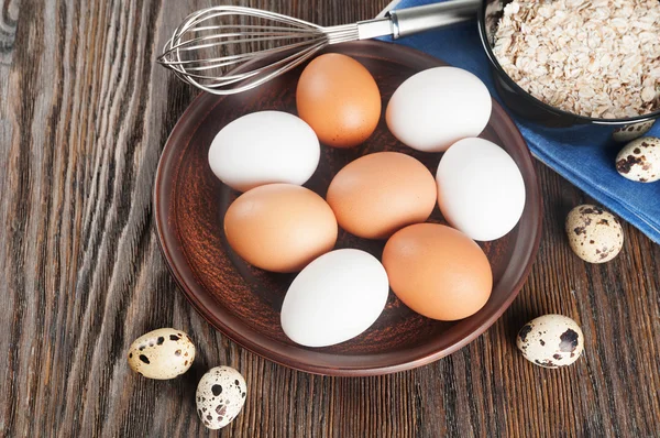 Huevos de codorniz y pollo en un plato de barro —  Fotos de Stock