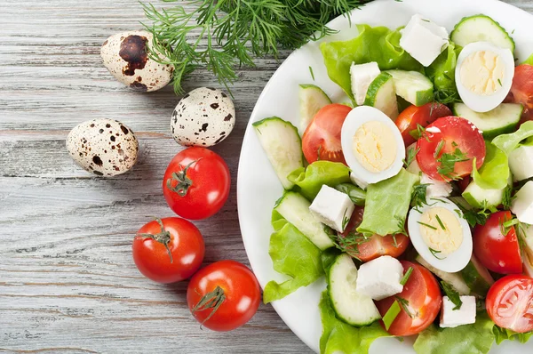 Insalata fresca con uova di quaglia e pomodoro — Foto Stock