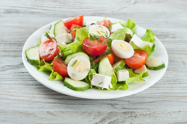 Salada fresca com ovos de codorna — Fotografia de Stock