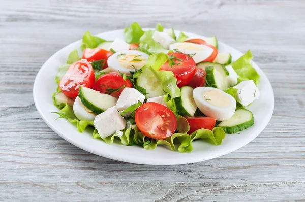 Salada fresca com ovos de codorna — Fotografia de Stock