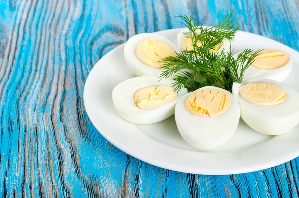 Huevos de gallina cocidos y eneldo verde —  Fotos de Stock