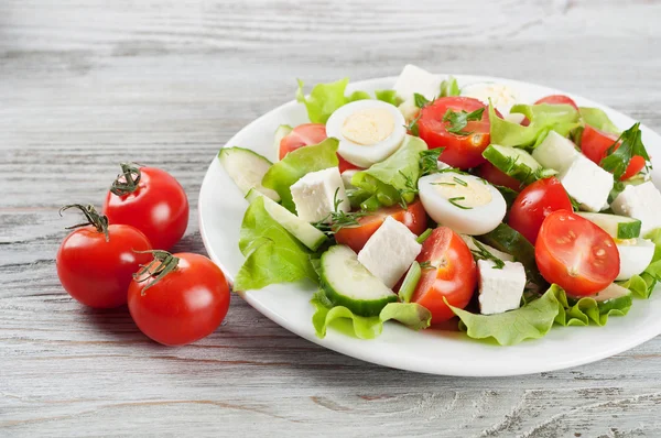 Salada com ovos de codorna e tomate cereja — Fotografia de Stock