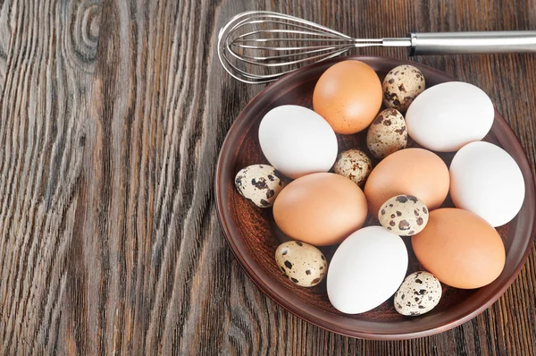 Codorniz y huevos de pollo — Foto de Stock