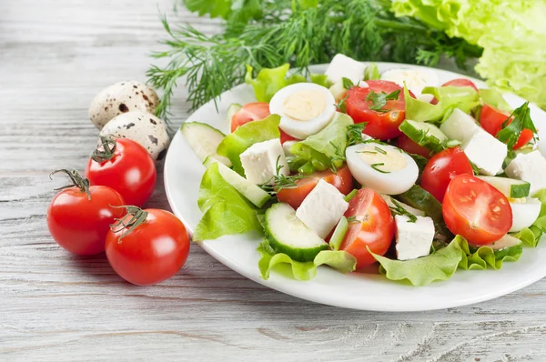 Salada com ovos de codorna e tomate cereja — Fotografia de Stock