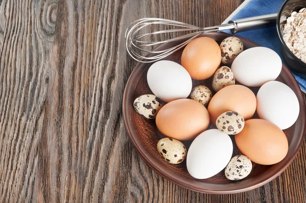 Huevos de codorniz y pollo en un plato de barro — Foto de Stock