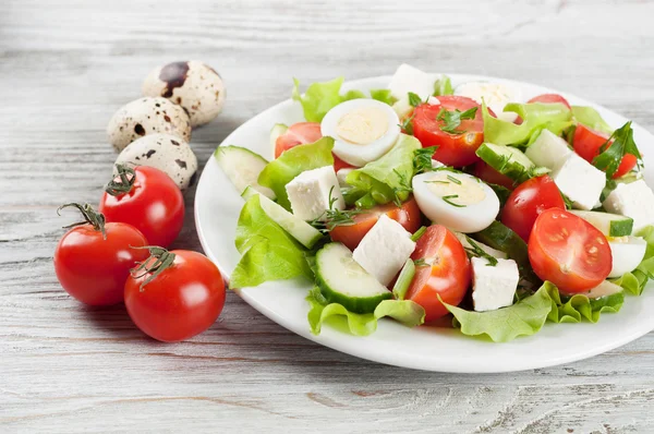 Salada com ovos e tomate — Fotografia de Stock