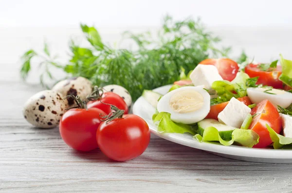 Salada fresca com ovos de codorna — Fotografia de Stock