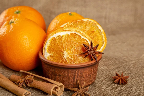Tørkede Appelsinskiver Kanel Stjerneanis Sekkebakgrunn Krydder Til Gløgg Friske Appelsiner – stockfoto