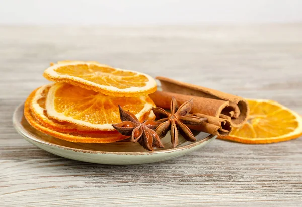 Tørkede Appelsinskiver Kanel Stjerneanis Tallerken Krydder Til Gløgg Med Trebakgrunn – stockfoto