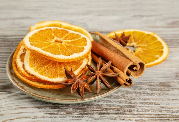 Getrocknete Orangenscheiben Zimt Und Sternanis Einem Teller Gewürze Für Glühwein — Stockfoto