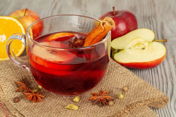 Wino Musujące Przyprawami Owocami Drewnianym Tle Tradycyjny Świąteczny Napój Gorący — Zdjęcie stockowe