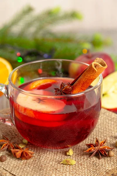 Wino Musujące Przyprawami Owocami Drewnianym Stole Świąteczny Napój Czerwonym Winem — Zdjęcie stockowe