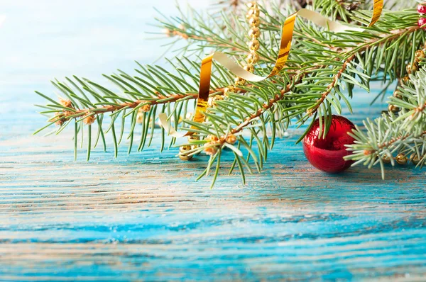 Rote Weihnachtsdekoration und Tanne — Stockfoto