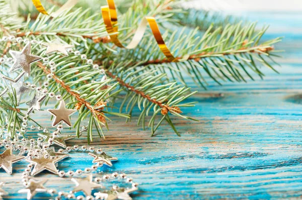 Decorações de Natal e ramo de abeto — Fotografia de Stock