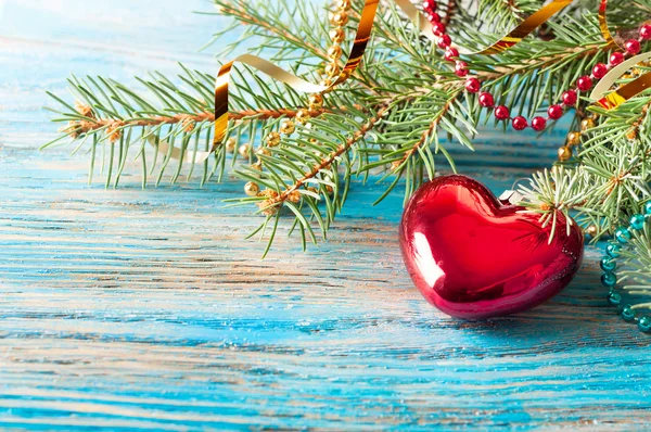 Kırmızı Noel dekorasyon ve köknar dalı — Stok fotoğraf